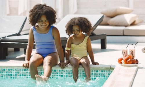 É seguro tomar banho de piscina depois de comer?