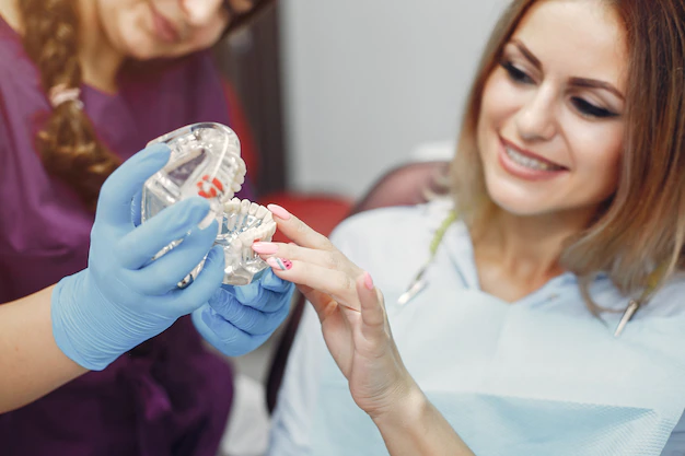 Conheça o processo de colocação e manutenção dos aparelhos dentários