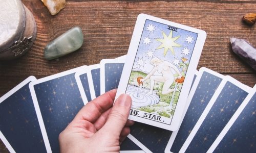 Desvendando os Mistérios: Como Ler o Tarot para Si Mesmo – Um Guia Completo