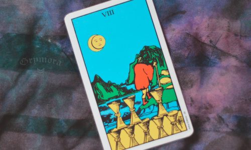 Desvendando os Mistérios do Oito de Copas no Tarot: Entenda seu Significado Profundo