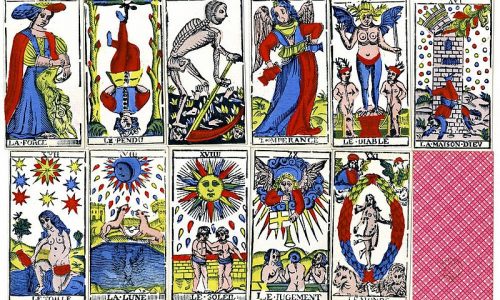 Explorando a Jornada Interior: A Interpretação do Tarot com O Louco e as Cartas de Copas