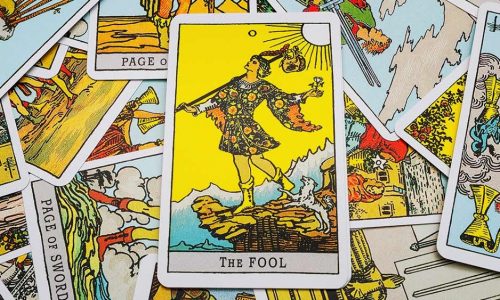 Desvendando O Louco no Tarot: Uma Jornada de Significados e Símbolos